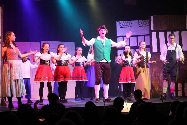 Dick Whittington - Fitzwarren leads the opening number